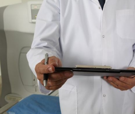 Încă un medic fără diplomă luat pe sus de polițiștii din Capitală
