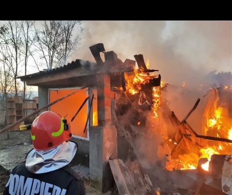 INCENDIU VIOLENT la Constanța. Patru CASE DISTRUSE, zeci de persoane evacuate