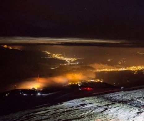 Începe cursa nocturnă pe Parângul Mic. Zeci de sportivi vor alerga în zăpadă, pe întuneric
