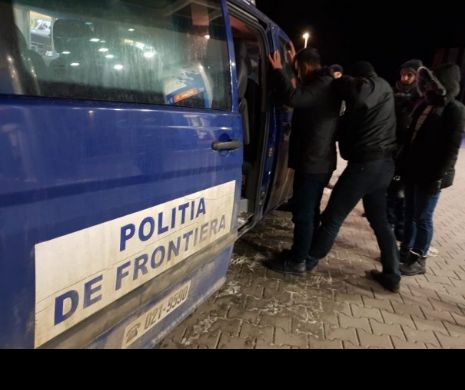 Microbuz plin de migranți oprit la frontieră