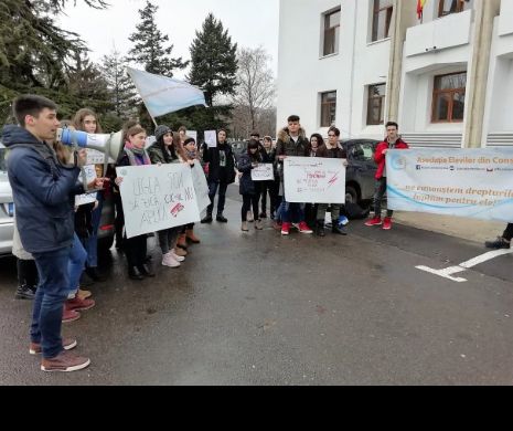 PROTESTE în Timiș: SE FURĂ banii persoanelor cu dizabilități. Părinții protestatari sunt DISPERAȚI! News alert