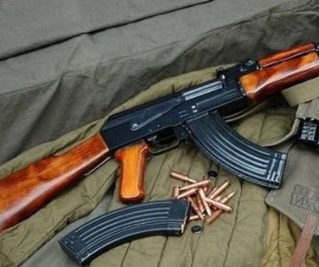 ŞOCANT . Traficant de arme reţinut de poliţişti. Cu cât vindea un Kalașnikov