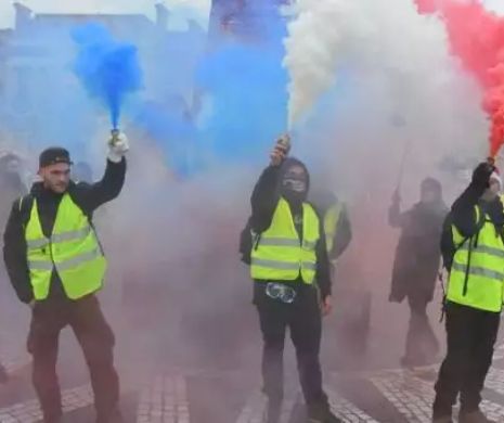 VIOLENȚE în Franța. Autovehicule INCENDIATE și PROTESTATRI răniți grav, în cel de-al 13-lea weekend de PROTESTE