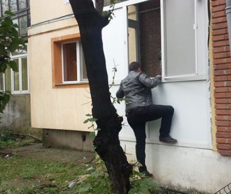 A intrat pe geam, a ciordit un telefon dar, de frică, s-a întors și l-a lăsat pe pervaz