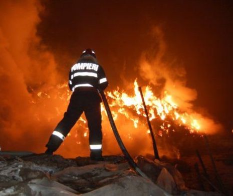 Alertă. Televiziune în flăcări. Pompierii se luptă cu flăcările să stingă incendiul