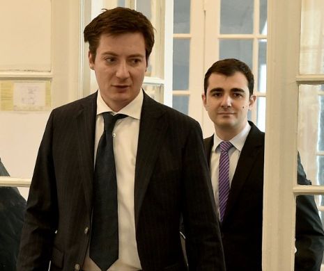 Andrei Caramitru și modelul Macron în presă