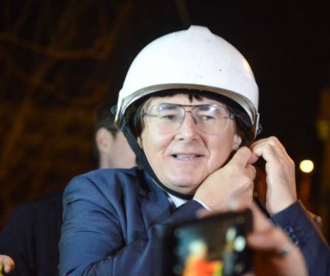Breaking news. Primarul Timișoarei a tăiat cu mâna lui cablurile de internet aeriene, tot centrul orașului a rămas fără semnal I FOTO