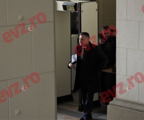 La Ploieşti a apărut un panou publicitar împotriva foştilor procurori Portocală şi Mircea Negulescu. „Zeci de familii distruse de Portocală, Onea & Co”