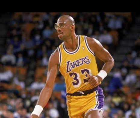 Legendarul Kareem Abdul-Jabbar și-a scos trofeele la vânzare. Câți bani a primit și în ce vrea să investească
