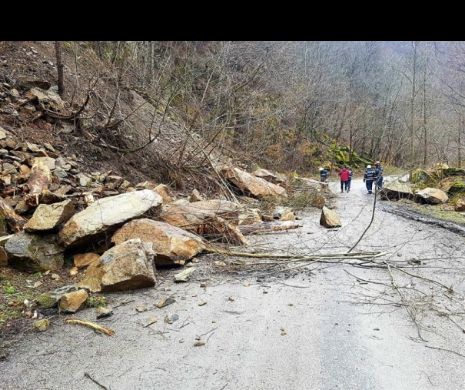 Masive alunecări de teren pe DN10 Buzău-Braşov. Circulaţia este restricţionată