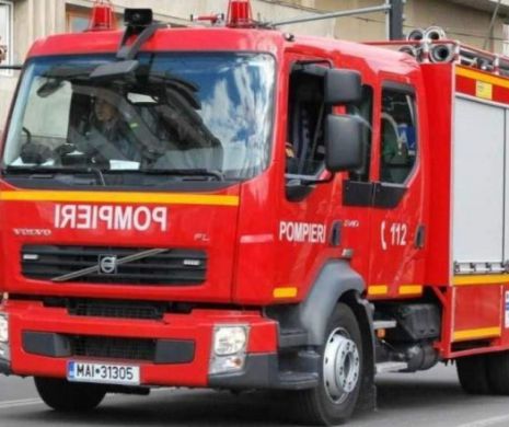 Peste 100 de copii la un pas de o mare tragedie. Au fost evacuaţi dintr-o şcoală în flăcări