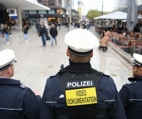 Polițiști atacați cu pietre în timpului unui Flash Mob
