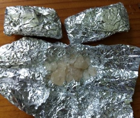 Polițiștii de la „Crimă Organizată” au luat pe sus zeci de dealeri de droguri. Rețeaua folosea inclusiv copii în vânzarea de MDMA, cannabis sau hașiș