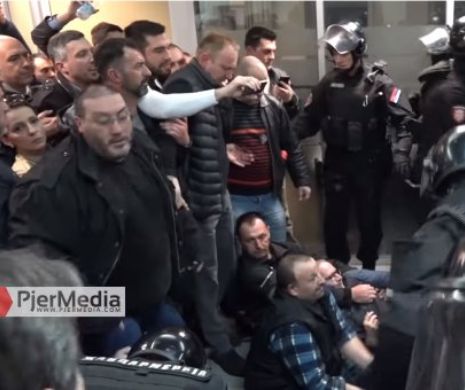 Proteste violente la Tirana. Poliția albaneză a intervenit cu gaze lacrimogene