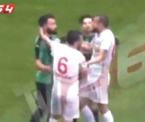 Scene șocante pe teren! Și-a tăiat adversarii cu lama. Spectatorii, în stare de șoc - VIDEO