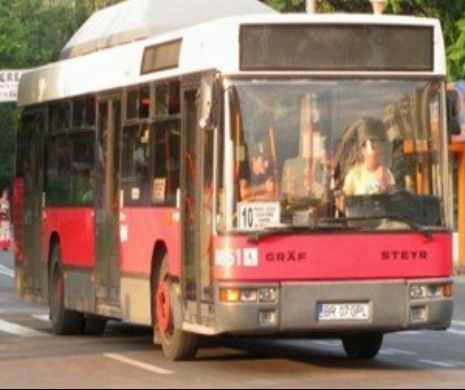 Un bărbat a căzut dintr-un autobuz în timpul mersului