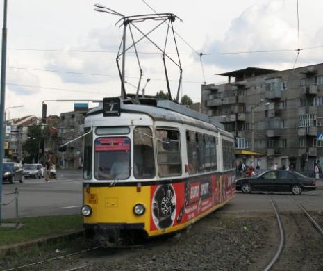 Un pensionar a căzut din tramvai