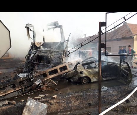 Accident urmat de incendiu pe DN6: au ars un TIR, o malină și o construcție