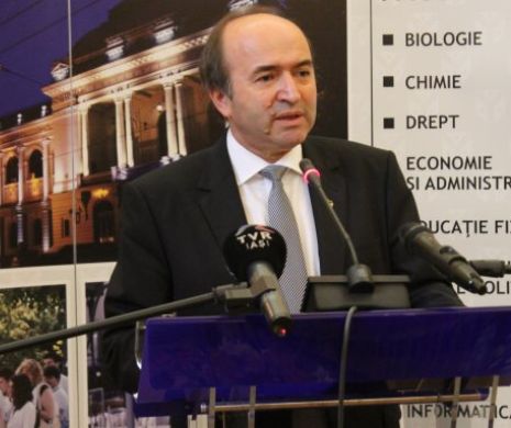 Cu ce s-a ocupat Tudorel Toader în concediu. Schimbare de înfățișare pentru ministrul Justiției