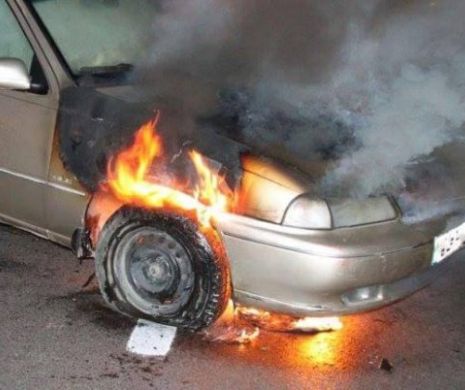 Flăcări pe un bulevard important al Capitalei. Un autoturism a luat foc sub văzul trecătorilor