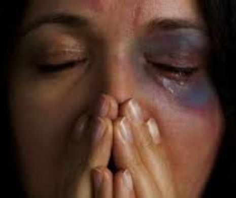 Incredibil. O judecătoare a mustrat o victimă a violenței domestice pentru că a îndrăznit să zâmbească