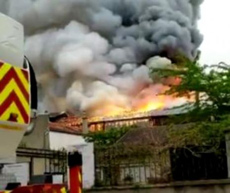 Panică la Versailles. Un incendiu puternic a îngrozit populaţia. Zeci de pompieri se luptă cu flăcările pentru stingerea incendiului