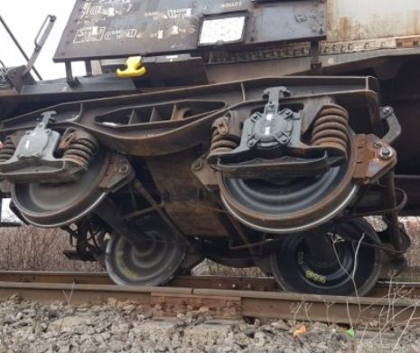 Problemele se țin lanț pentru CFR. Un tren a deraiat. Circulația feroviară este întreruptă