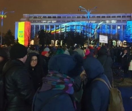 Protest dus la exterm în Piața Victoriei! „Cadavre” întinse pe asfalt după modificarea Codului Penal. Imagini cu un puternic impact emoțional