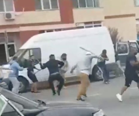Scandal al Clejani. S-au încăierat în plină stradă. Cel puțin șapte persoane au fost rănite