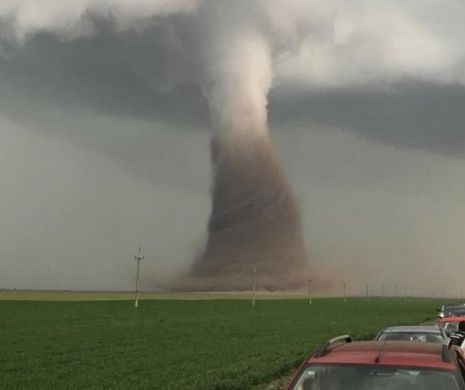 Tornadă înspăimântătoarelângă Autostrada Soarelui. Autocar răsturnat cu 39 pasageri
