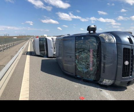 Trafic blocat pe A1. Două microbuze s-au răsturnat - foto