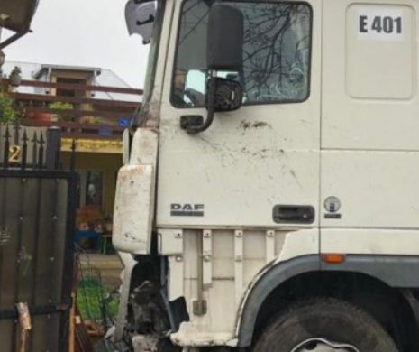 Un TIR a distrus 11 mașini pe o șosea din Capitală. Șoferul a căzut din picioare
