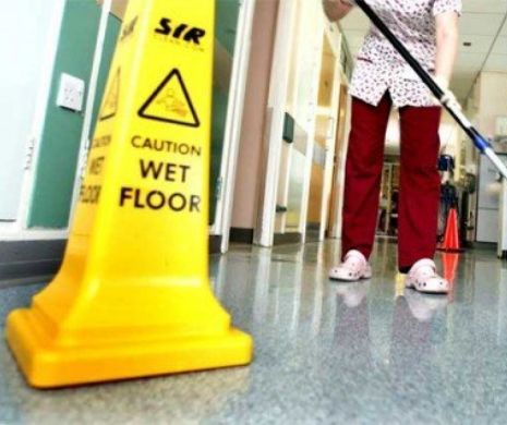 Concurență ca la facultate pentru la dat cu mopul. Ce s-a întâmplat la concursul pentru postul de îngrijitor la un mare liceu