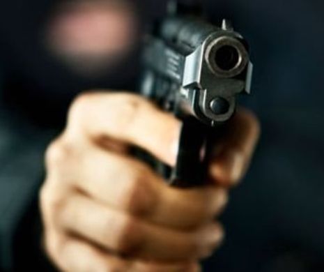 Focuri de armă pentru prinderea unui bărbat înarmat