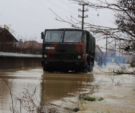 Hidrologii au emis cod galden de inundații. Viitura a blocat un drum național