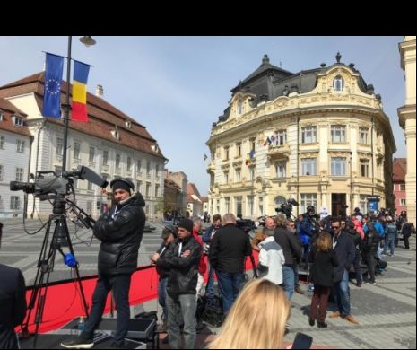 Incidente la Summitul de la Sibiu. Altercaţii între protestatarul Cristian Dide şi forţele de ordine
