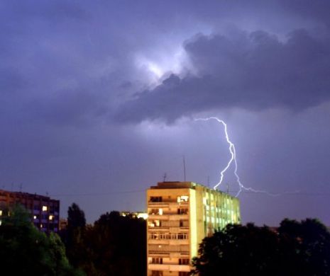 Ne așteaptă iar ploi și descărcări electrice
