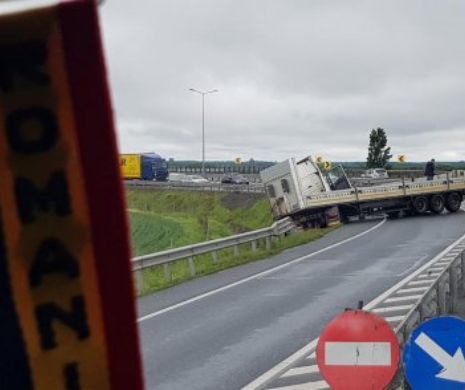Trafic blocat pe A1, un tir a derapat și i s-a rupt remorca