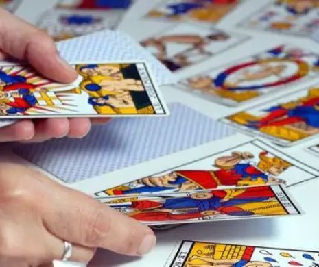 Vrăjitoare care au blestemat politicienii corupți au trecut în mediul online. Vrăji de dragoste, transmise live pe Facebook