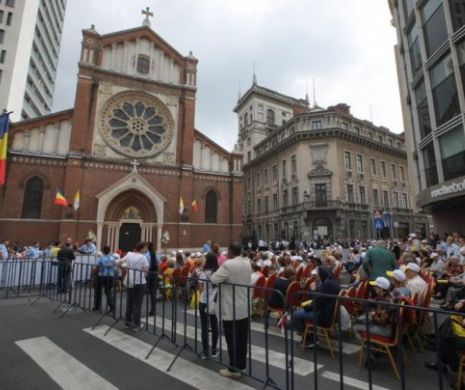 Zeci de preoţi spovedesc pelerinii care participă la Sfânta Liturghie de la Catedrala „Sfântul Iosif”