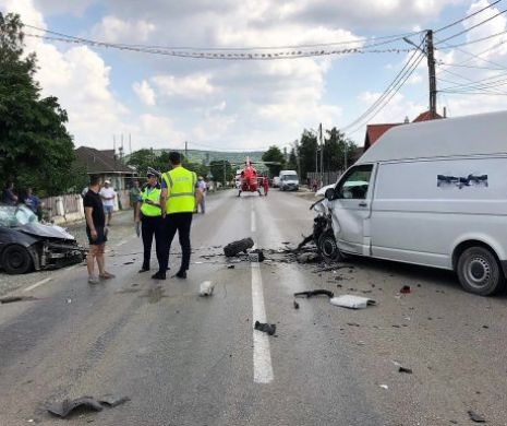 Accident pe DN2. Traficul este blocat. Patru mașini sunt implicate
