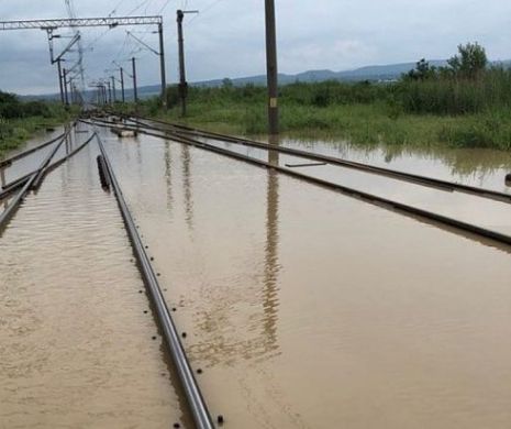 CFR-ul în alertă! Cale ferată inundată. Echipele de intervenție sunt la fața locului