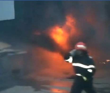 Incendiu de proporții. Focul s-a întins pe sute de metri