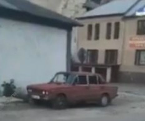 Îngroziţi  în faţa dezastrului. Un bloc cu 9 etaje s-a prăbuşit sub ochii îngroziţi ai zecilor de persoane care au văzut moartea cu ochii