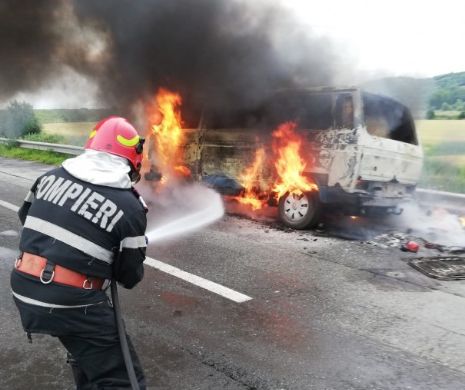 ​Microbuz în flacari, la Tulcea. Pasageri în pericol