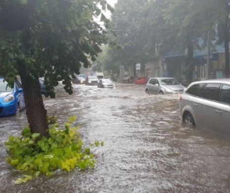 Ploile torențiale au perturbat traficul rutier. Mai mulți șoferi sunt blocați în mașini