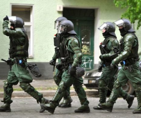Polițiști bătuți de migranți. Oamenii legii încercau să oprească o revoltă