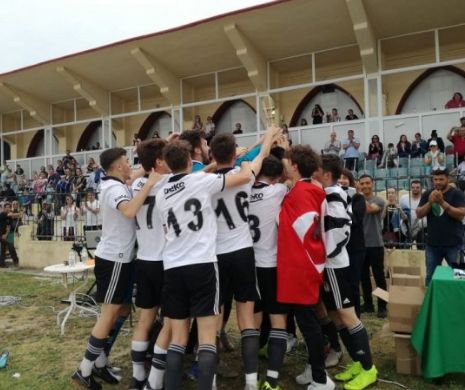 Prostituate chemate în cantonamentul unor fotbaliști de 16 ani! Scandal imens în fotbal