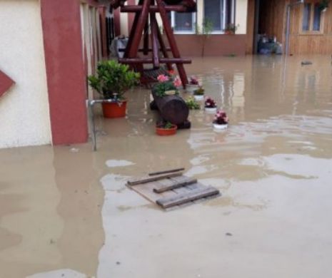 Sat din România scufundat sub ape. Misiune de evacuare a apei