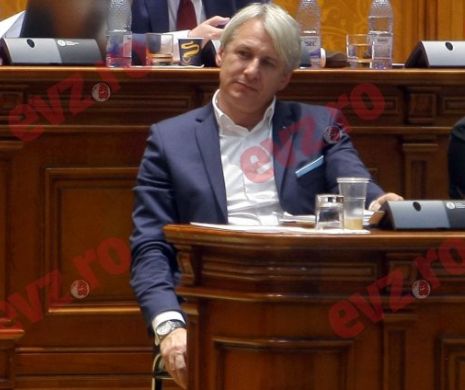 Teodorovici, descris în cei mai duri termeni după anunțul că vrea să fie succesorul lui Iohannis. „Animalul de companie al Vioricăi”